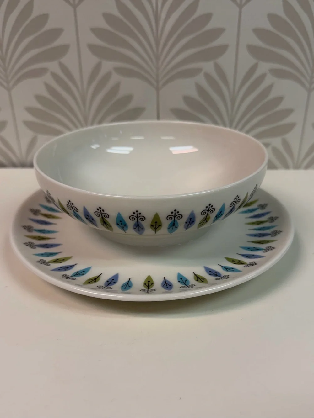Vintage Carefree True China Nordic Syracuse Atomic Pattern Gravy Boat with Plate